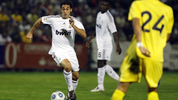 MADRID, SPAIN - OCTOBER 27: Alvaro Arbeloa of Real Madrid runs with the ball during the Copa del Rey match between AD Alcorcon and Real Madrid at Municipal de Santo Domingo on October 27, 2009 in Alcorcon, Spain. (Photo by Victor Carretero/Real Madrid via Getty Images)