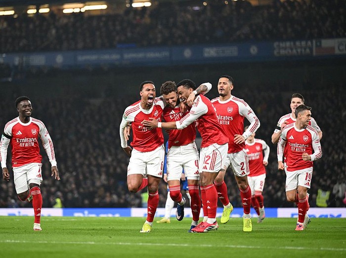 LONDON, ENGLAND - JANUARY 14: (3rdL) Ben White celebrates scoring the 1st Arsenal goal with (L) Bukayo Saka, (2ndL) Gabriel Magalhaes, (R) Jurrien Timber and during the Carabao Cup Semi Final First Leg match between Chelsea and Arsenal at Stamford Bridge on January 14, 2026 in London, England. (Photo by Stuart MacFarlane/Arsenal FC via Getty Images)