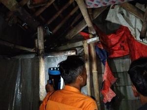 Atap Rumah Warga Ambruk Diterjang Hujan Deras-Angin Kencang di Bogor