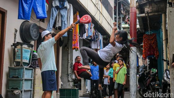 Akrobatik di Tengah Permukiman Padat