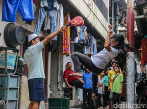 Akrobatik di Tengah Permukiman Padat
