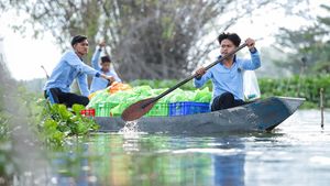 Terjang Banjir, Penyaluran MBG di Lamongan Mengandalkan Perahu