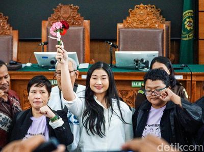 Ekspresi Laras Faizati Divonis 6 Bulan Percobaan Kasus Hasutan Mabes Polri