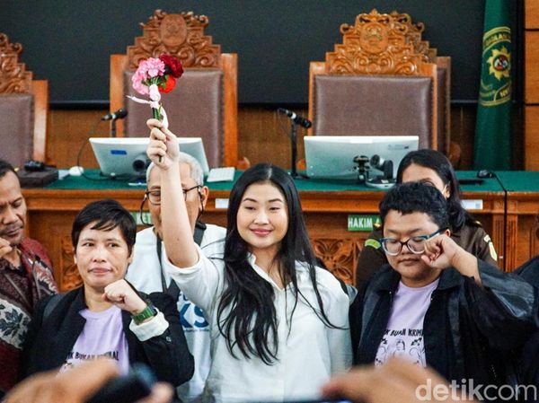 Ekspresi Laras Faizati Divonis 6 Bulan Percobaan Kasus Hasutan Mabes Polri