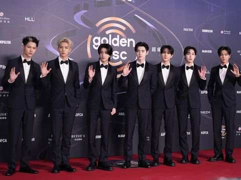 ENHYPEN tampil dalam balutan Prada saat tampil di Golden Disc Awards ke-40.