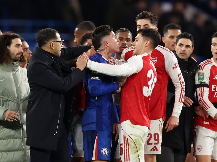 LONDON, ENGLAND - JANUARY 14: Liam Rosenior manager / head coach of Chelsea and Mikel Arteta manager / head coach  of Arsenal step in as tensions flare between Enzo Fernandez of Chelsea and Martin Zubimendi of Arsenal after  the Carabao Cup Semi Final First Leg match between Chelsea and Arsenal at Stamford Bridge on January 14, 2026 in London, England. (Photo by Catherine Ivill - AMA/Getty Images)