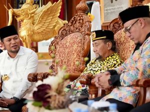 Buntut Panjang Sultan Kukar Duduk di Belakang