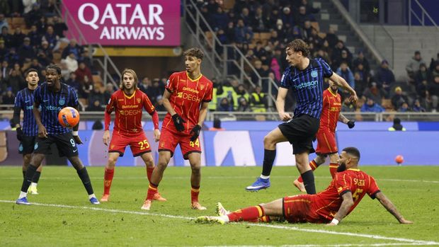 Soccer Football - Serie A - Inter Milan v Lecce - San Siro, Milan, Italy - January 14, 2026 Inter Milan's Francesco Pio Esposito scores their first goal REUTERS/Alessandro Garofalo