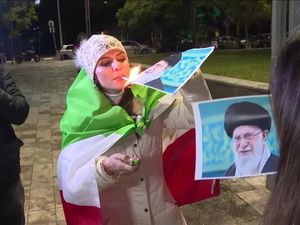 Video: Warga Israel Gelar Aksi Dukung Demo di Iran, Bakar Foto Khamenei