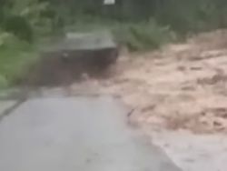 Sungai Meluap Saat Hujan Deras, Jalan di Busungbiu Buleleng Putus