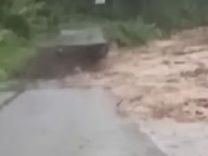 Sungai Meluap Saat Hujan Deras, Jalan di Busungbiu Buleleng Putus