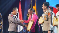 Kapolri Serahkan Penghargaan ke 139 Peraih Medali SEA Games