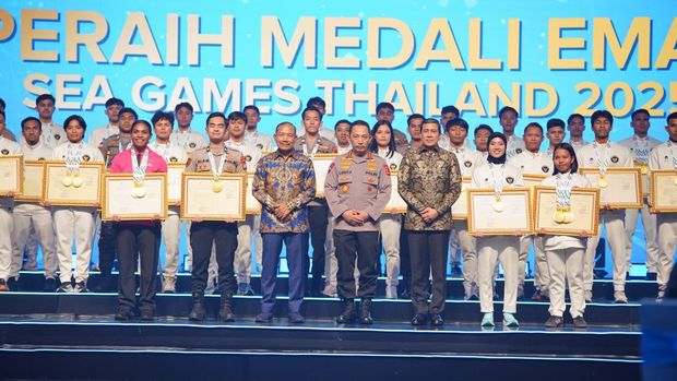 Kapolri Jenderal Listyo Sigit Prabowo memberikan pengharaan untuk peraih medali SEA Games