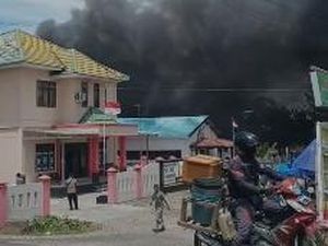 Kebakaran Hanguskan 2 Rumah di Dekat Kantor Desa Uloe Bone