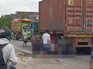 Terjatuh Saat Dibonceng Suami, Wanita di Gresik Tewas Terlindas Truk