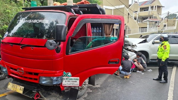 Gagal Nanjak, Truk Mundur Tabrak Fortuner hingga Ringsek di Depok