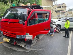 Video: Truk Gagal Nanjak Lalu Mundur hingga Tabrak Fortuner di Depok