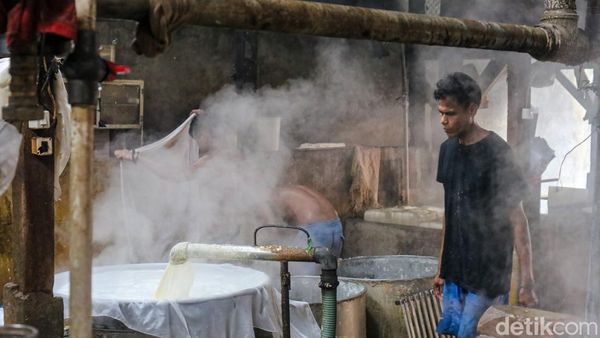 Kerja Keras Perajin Tahu Jakarta di Tengah Uap Panas
