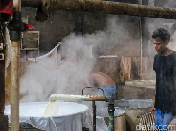 Kerja Keras Perajin Tahu Jakarta di Tengah Uap Panas