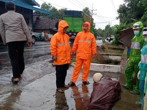 Pemotor Asal Ngawi Tewas Tertabrak Truk di Jombang