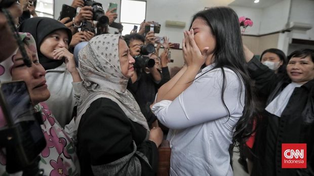 Terdakwa pegawai ASEAN Inter-Parliamentary Assembly atau AIPA, Laras Faizati Khairunnisa saat menjalani sidang vonis di Pengadilan Negeri Jakarta Selatan, Kamis, 15 Januari 2025. (CNN Indonesia/ Adhi Wicaksono)