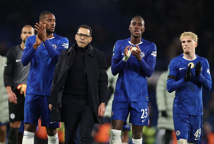 LONDON, ENGLAND - JANUARY 14: Liam Rosenior manager / head coach of Chelsea with Tosin Adarabioyo,  Trevoh Chalobah and  Alejandro Garnacho of Chelsea  after the Carabao Cup Semi Final First Leg match between Chelsea and Arsenal at Stamford Bridge on