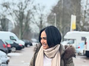 Senyum Manis Yuni Shara Liburan ke Barcelona Bareng Putranya