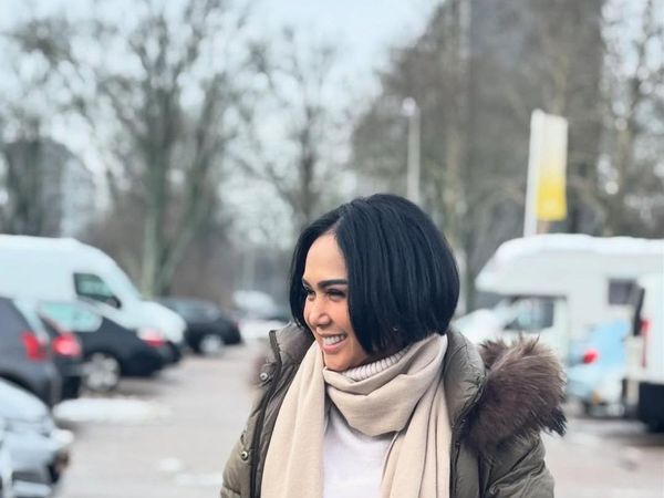 Senyum Manis Yuni Shara Liburan ke Barcelona Bareng Putranya