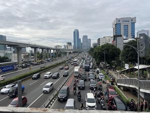 Massa Demo Buruh Bubar dari Depan Kemnaker, Jalan Gatsu Arah Cawang Padat