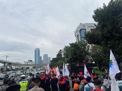 Tinggalkan DPR, Massa Buruh Lanjut Demo di Kemnaker RI