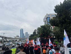 Tinggalkan DPR, Massa Buruh Lanjut Demo di Kemnaker RI