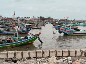 Musim Baratan Tiba, Nelayan Panturan Lamongan Pilih Tak Melaut