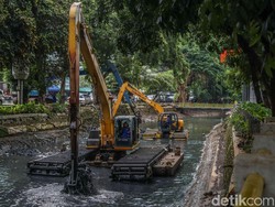 Antisipasi Banjir, Pemprov DKI Bakal Masif Keruk Sungai hingga Saluran Air