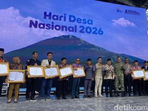 Mendes Yandri Beri Sederet Penghargaan di Puncak Hari Desa Nasional