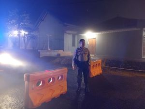 Tebing Longsor Akibat Hujan Deras, Jalur Cinomati Bantul Ditutup Sementara