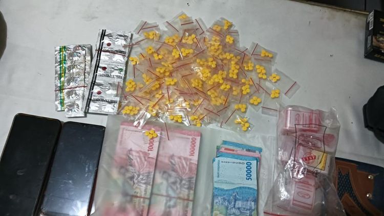 Polisi Bongkar Sindikat Pil Ilegal di Tangerang, Ratusan Butir Disita