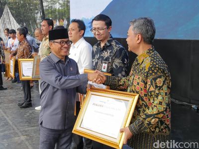 Momen Mendes Yandri Serahkan Sederet Penghargaan di Hari Desa Nasional