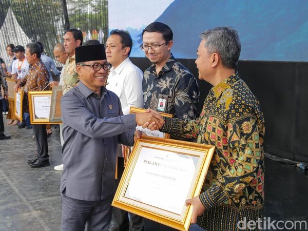 Momen Mendes Yandri Serahkan Sederet Penghargaan di Hari Desa Nasional