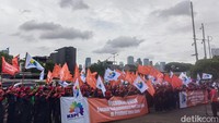 Buruh Geruduk DPR, Minta Upah Minimum Jakarta & Jabar Naik!