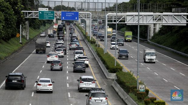 Sejumlah kendaraan nan didominasi kendaraan pribadi melintasi Jalan Tol Cijago (Cinere–Jagorawi), Depok, Jawa Barat, pada Kamis (15/1/2026). (CNBC Indonesia/Tri Susilo)