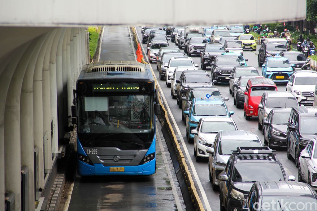 Kabar baik datang bagi warga Jakarta. Pemerintah Provinsi (Pemprov) DKI Jakarta memastikan tarif Transjakarta tidak mengalami kenaikan dalam waktu dekat. Keputusan ini diambil setelah rencana penyesuaian tarif ditunda hingga waktu yang belum ditentukan, demi menjaga keterjangkauan transportasi publik bagi masyarakat.