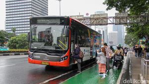 Tak Jadi Naik, Tarif Transjakarta Ringankan Beban Warga