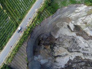 Jalan Lintas di Aceh Tengah Putus setelah Longsor Lubang Raksasa Meluas