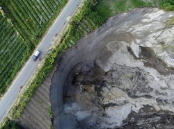 Lubang Raksasa Akibat Longsor di Aceh Tengah Hampir Sentuh Jalan Lintas