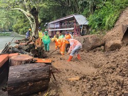 Tanah Longsor Tutup Jalan Lingkar Telaga Sarangan Magetan