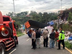 Botol Susu Kemasan Berhamburan ke Jalan Saat Truk Terguling di Nagreg