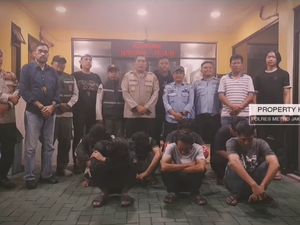 Cara Pak Ogah Loloskan Kendaraan Meski Exit Tol Rawa Buaya Ditutup Rantai