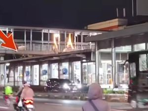 Ulah Mobil Masuk Busway Berujung Jalan Mundur karena Lawan Arah