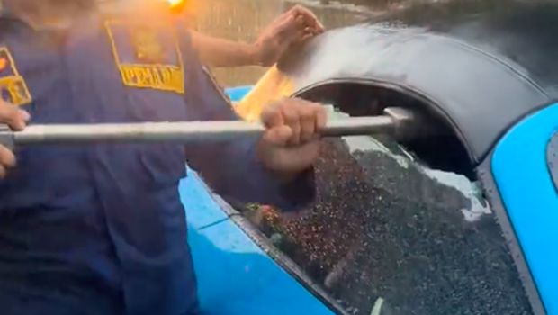 Viral-Feuerwehrleute in Bogor schlugen Porsche-Fenster ein, während sie im Auto zurückgebliebene Schlüssel evakuierten. (Screenshot)