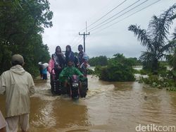 Usaha Korban Banjir Pandeglang Sediakan Jasa Ojek Tossa untuk Cari Cuan